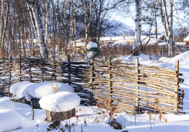 Beyaz arka plan üzerinde ahşap maçlar