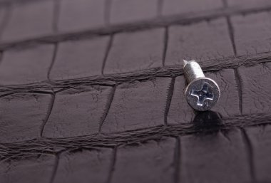 Tahta bir masanın üzerindeki şerit.