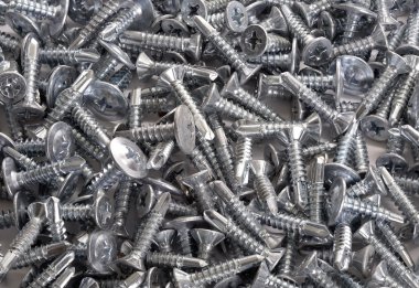 Bir yığın metal vida.