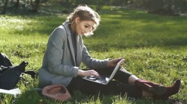 Güzel genç kız - turistler güneşli bir günde haritayla seyahat ederler. Şık bir kız, sarışın doğada bir bahar günü haritayla yürüyor. Genç bir kız turist güzel bir bahar şehrinde haritayla seyahat eder..