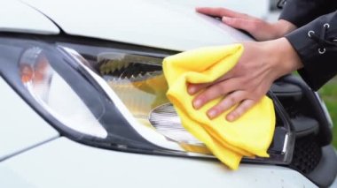 Kırık beyaz arabasının yanında şık bir kız. Güzel kız yeni beyaz arabasının kaputunu açıyor. Kız arabasının arızasını teşhis ediyor. Stadyumun yakınında bir kız bozuk arabasının kaputunun altına bakıyor..