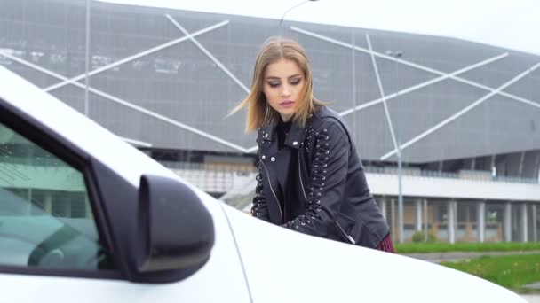 Stijlvol Meisje Bij Haar Kapotte Witte Auto Mooi Meisje Opent — Stockvideo
