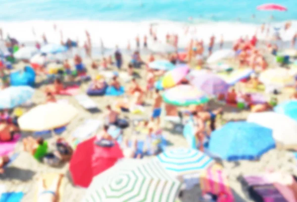 Zatłoczonej plaży z efekt rozmycia celowe — Zdjęcie stockowe
