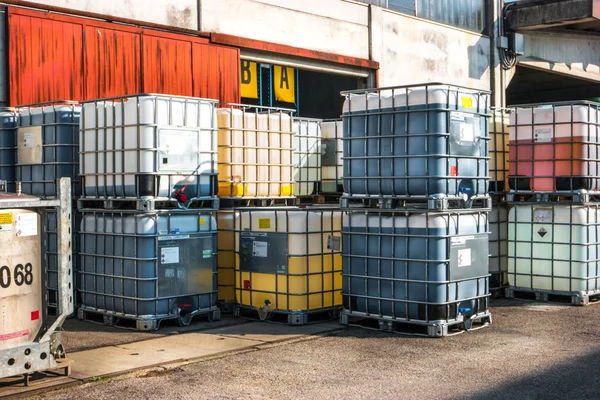 Containere pentru produse chimice — Fotografie, imagine de stoc