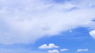 Zaman ayarlı açık gökyüzü güzel bulutlar hareket ediyor, 4k