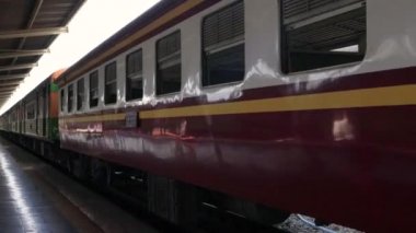Dizel tren, tren istasyonundan geçiyor. Bangkok 'taki tren istasyonu ülkeyi dolaşmak için. İnsanları taşımak için demiryolu taşımacılığı.