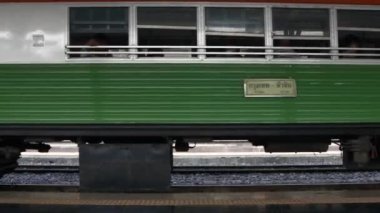 Dizel tren, tren istasyonundan geçiyor. Bangkok 'taki tren istasyonu ülkeyi dolaşmak için. İnsanları taşımak için demiryolu taşımacılığı.