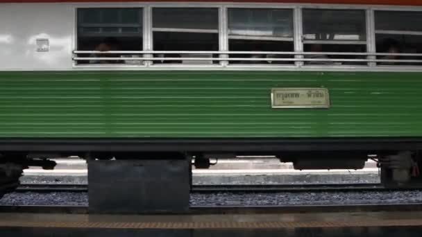 Dizel tren, tren istasyonundan geçiyor. Bangkok 'taki tren istasyonu ülkeyi dolaşmak için. İnsanları taşımak için demiryolu taşımacılığı. — Stok video
