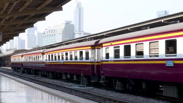 Trem diesel está atravessando na estação ferroviária. estação ferroviária em Bangkok para viajar através do país. Transporte ferroviário para o transporte de pessoas. — Vídeo de Stock