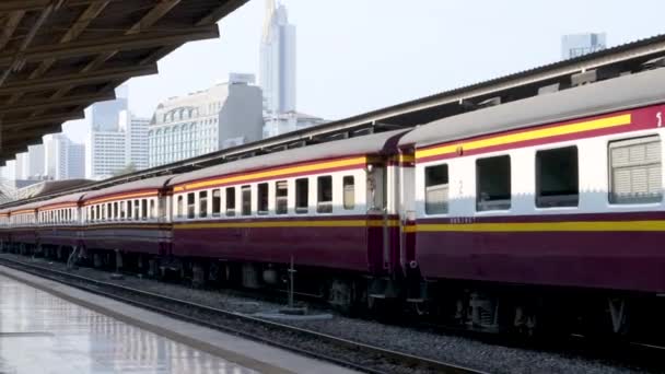 Dieselzug fährt in Bahnhof ein. Bahnhof in Bangkok, um im ganzen Land zu reisen. Schienenverkehr zum Transport von Menschen. — Stockvideo