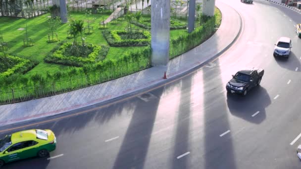 Μπανγκόκ, Ταϊλάνδη - 12 ΙΟΥΝΙΟΥ 2020: Υψηλή θέα του αυτοκινήτου στο σταθμό Wat Phra Σρι Mahatat BTS — Αρχείο Βίντεο