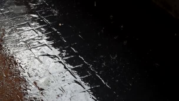 Дощі Падають Калюжу Падіння Дощу Під Час Шторму — стокове відео