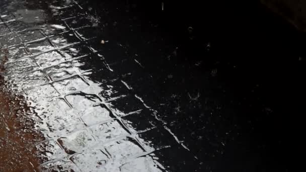 Gotas Chuva Caem Numa Poça Chuva Caindo Durante Uma Tempestade — Vídeo de Stock