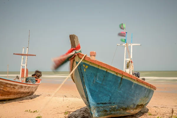 Barco en una playa en Tailandia — Foto de Stock