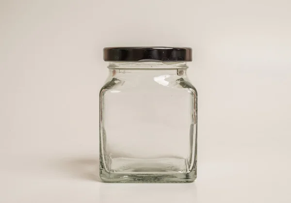 Recipiente de vidrio sobre fondo blanco — Foto de Stock