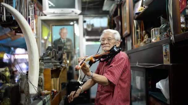 Viejo tocar hermoso violín — Vídeo de stock