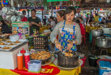 Kimliği belirsiz bir kadın gözleme deniz ürünleri yemek