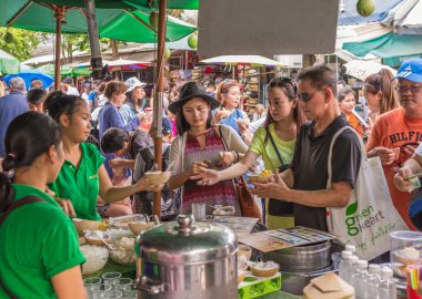 Turist Hindistan cevizi-dondurma Tayland Chatucha at satın alıyor