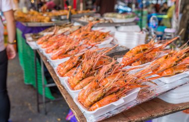 Tayland Chatuchak pazarı caddesinde üzerinde ızgara karides