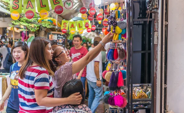 Turist på Chatucha av Thailand — Stockfoto