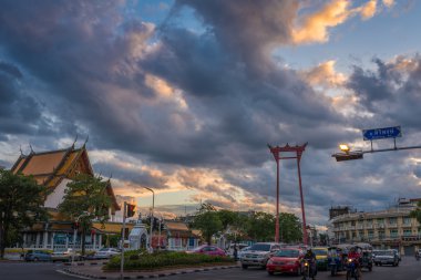 Bir akşam dev salıncak