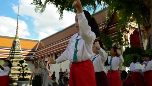 Neznámá skupina thajských studentů je praktikování thajské tradici tance — Stock video