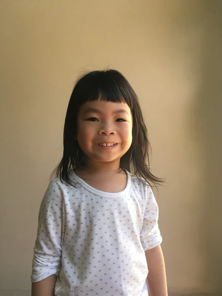 Μικρό χαριτωμένο κορίτσι της Ταϊλάνδης — Φωτογραφία Αρχείου