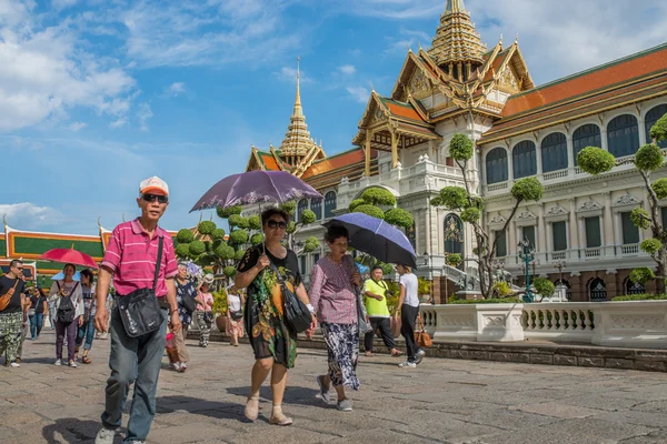 Tourists at The Grand Palace — Stock Photo, Image