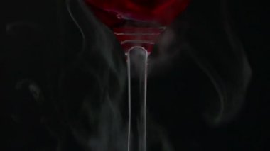 Duman ile kırmızı şarap güzel hareket 