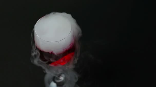 Hermoso movimiento de vino tinto con humo — Vídeo de stock