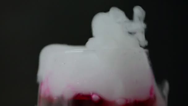 Duman ile kırmızı şarap güzel hareket — Stok video