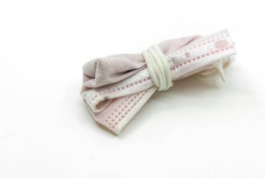 Atmadan önce yüz maskesi ya da tıbbi maske kullanılmış. Tıbbi maske kullanılmadan önce güvenlik talimatı. Kendini sarmak için kayışını kullanıyor. Beyaz arkaplandaki resmi kapat. Dosyada yol kırpılıyor.