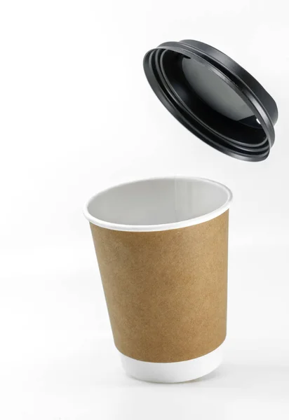 Schließen Sie Leicht Gekippte Kaffeepapiertasse Oder Nehmen Sie Kaffeepapiertasse Heraus — Stockfoto