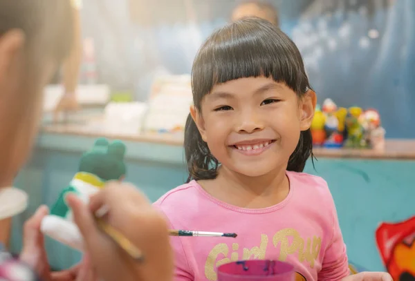 작업실에 아시아인 소녀의 초상화 행복하고 미소짓는 아름다운 머리의 귀여운 — 스톡 사진