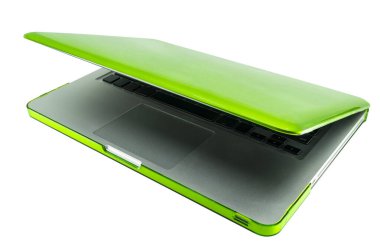 Parlak yeşil dava koruması olan güzel, modern bir laptop, hafif eğimli bir bilgisayar, en üst görüş 45 derece, biraz aralığı kaplıyor. Beyaz arkaplanda izole edilmiş dizüstü bilgisayar.