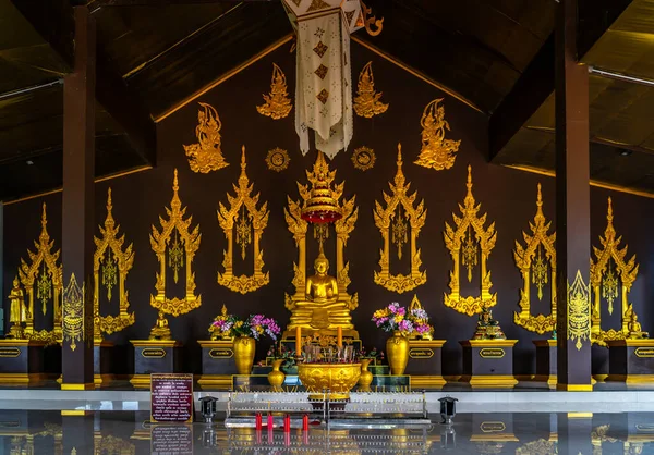 パタヤ 2020年10月23日 美しい黄金の仏像は 人々がスアンタイパタヤの木製の礼拝堂で祈るために 金工芸技術の絵画と美しいタイの芸術装飾 — ストック写真