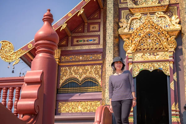 Portrait Asian Tourist Woman Beautiful Temple Thailand Middle Aged Tourist — Stock Photo, Image