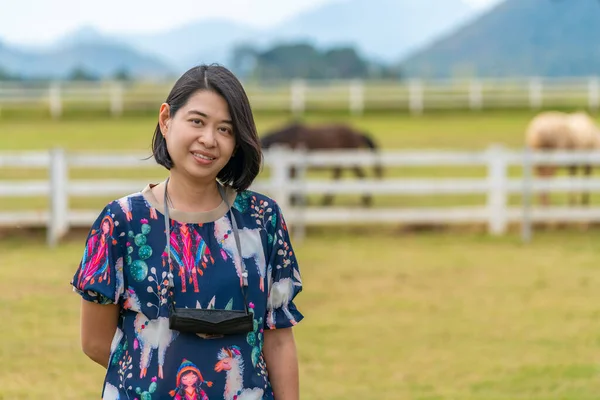 Ritratto Turista Asiatica Mezza Età Fattoria Della Thailandia Con Maschera — Foto Stock