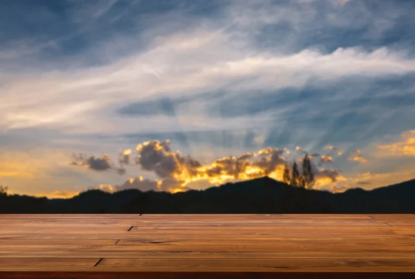 널빤지로 식탁의 풍경과 황금빛 아름다운 구름으로 뒤덮인 하늘의 전시를 테이블 — 스톡 사진