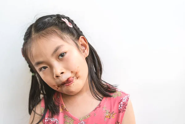 Retrato Asiático Bonito Criança Menina Com Bagunçado Chocolate Torno Sua — Fotografia de Stock