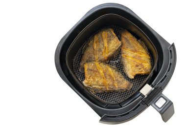 Kızarmış balık tepsisi sıcak hava fritözünde ya da yağsız fritözde, üst görüntü, beyaz arka planda izole edilmiş. Modern ve sağlıklı yemek yapma kavramı. Kızarmış balık Yılan derisi gourami balığı..