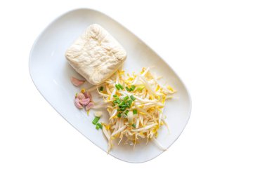 Üst düzey organik fasulye filizi, tofu, sarımsak ve yeşil soğan. Beyaz arka planda yalıtılmış 0rganic fasulye filizi, tofu, sarımsak ve soğan..