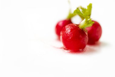 Beyaz arka planda küçük pancar köklerini kapatın, az miktarda suda ıslak pancar kökü, doğal ışık. Seçili odak resmi.