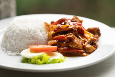 Beyaz yasemin pirinç menüsü ile Tayland yemeklerini kapayın, Tayland dilinde geleneksel acı biber ezmeli kızarmış domuz eti ya da Moo Pad Prickpow.