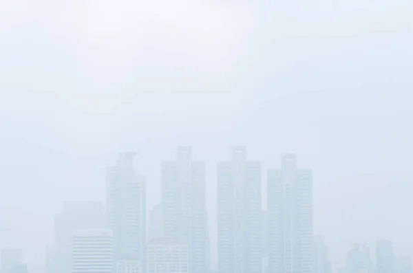 Міський Пейзаж Тумані Висока Будівля Густому Тумані Нерозмитий Або Розмитий — стокове фото