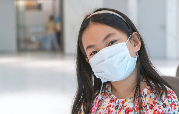 Retrato Asiático Bonito Menina Vestindo Máscara Branca Médica Sentado Esperando — Fotografia de Stock