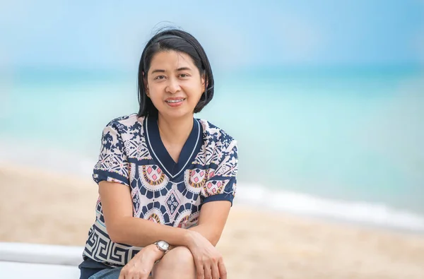 Ritratto Donna Asiatica Mezza Età Seduta Sul Lettino Sulla Spiaggia — Foto Stock