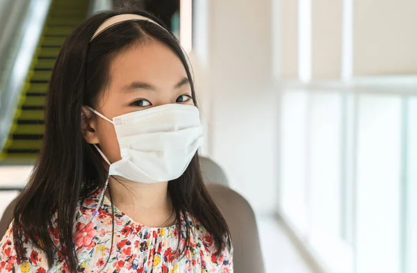 Menina Asiática Vestindo Máscara Branca Para Proteger Surto Vírus Cabelos — Fotografia de Stock