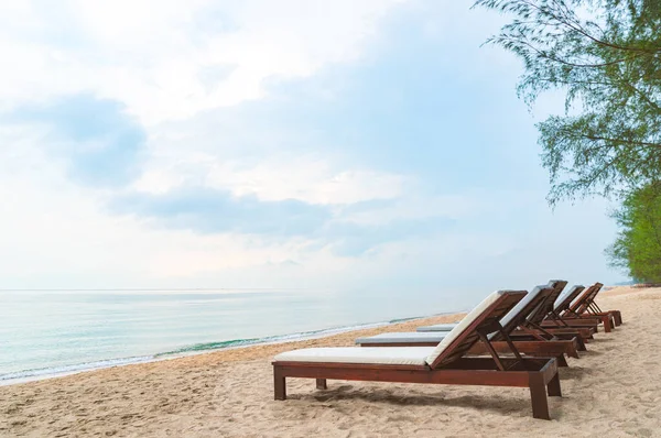 Drewniane Łóżko Plażowe Lub Leżakowa Plaża Pięknej Plaży Turkusowym Oceanem — Zdjęcie stockowe