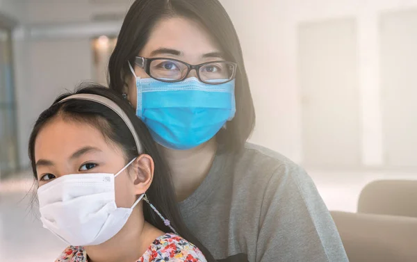 Retrato Bela Mãe Asiática Filhinha Vestindo Máscara Médica Sentados Esperando — Fotografia de Stock